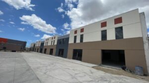 Obra: fachada de los locales con acabado terminado — Master Storage Otay Hub