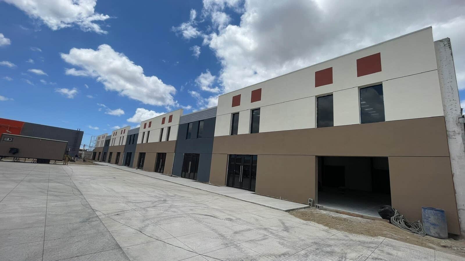 Obra: fachada de los locales con acabado terminado — Master Storage Otay Hub