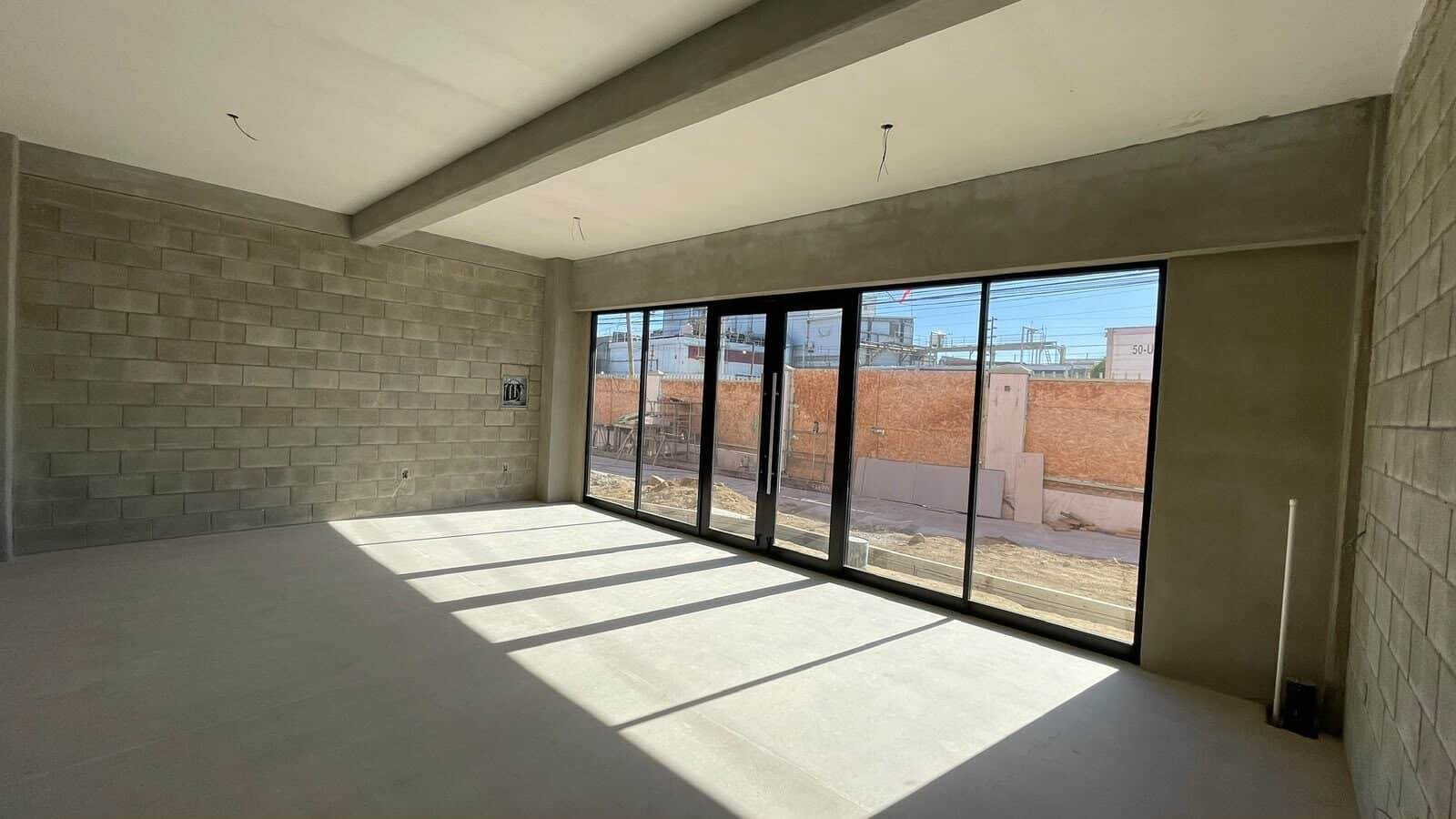 Obra: local comercial con ventanal — Master Storage Otay Hub