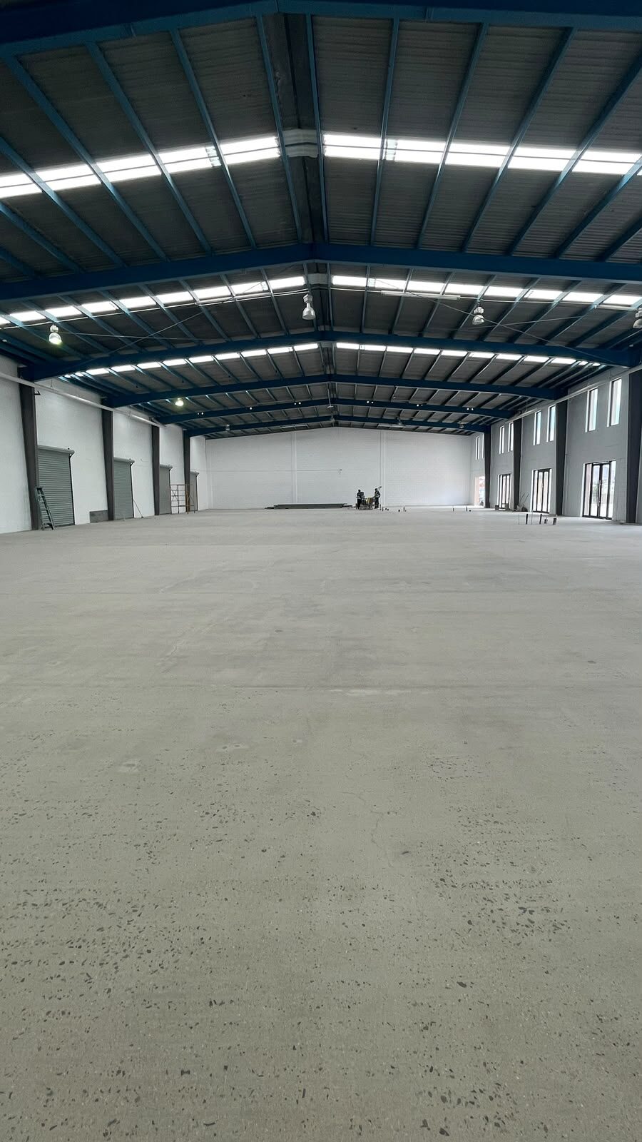 Obra: interior de la nave con piso terminado — Master Storage Otay Hub