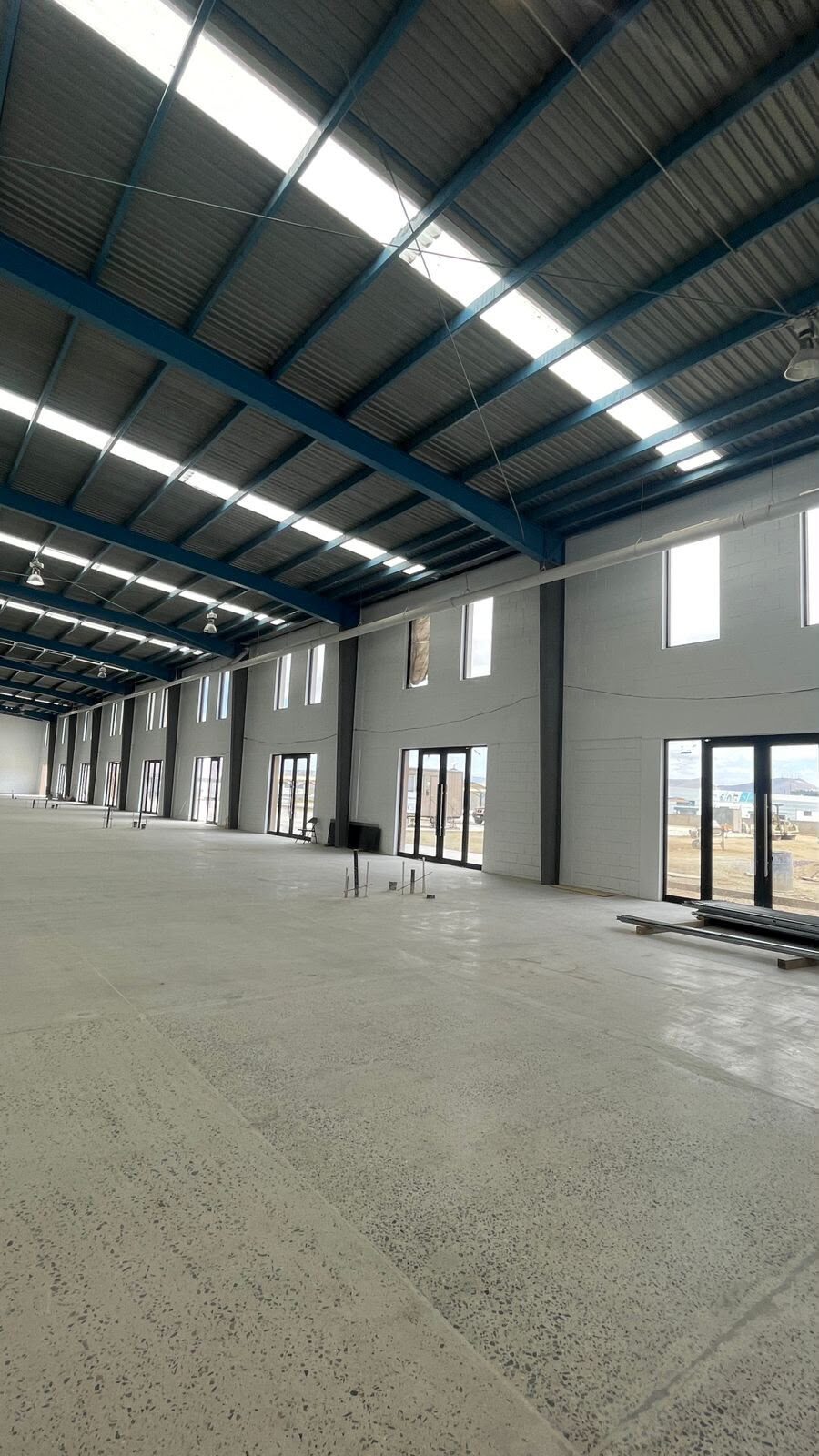 Obra: interior de la nave con ventanales — Master Storage Otay Hub